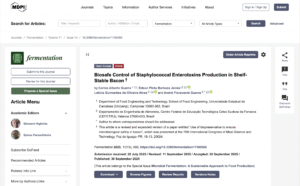 Controle de enterotoxinas estafilocócicas no bacon, bancada de P&D mostrando aplicação do biopreservativo na interface produto-embalagem